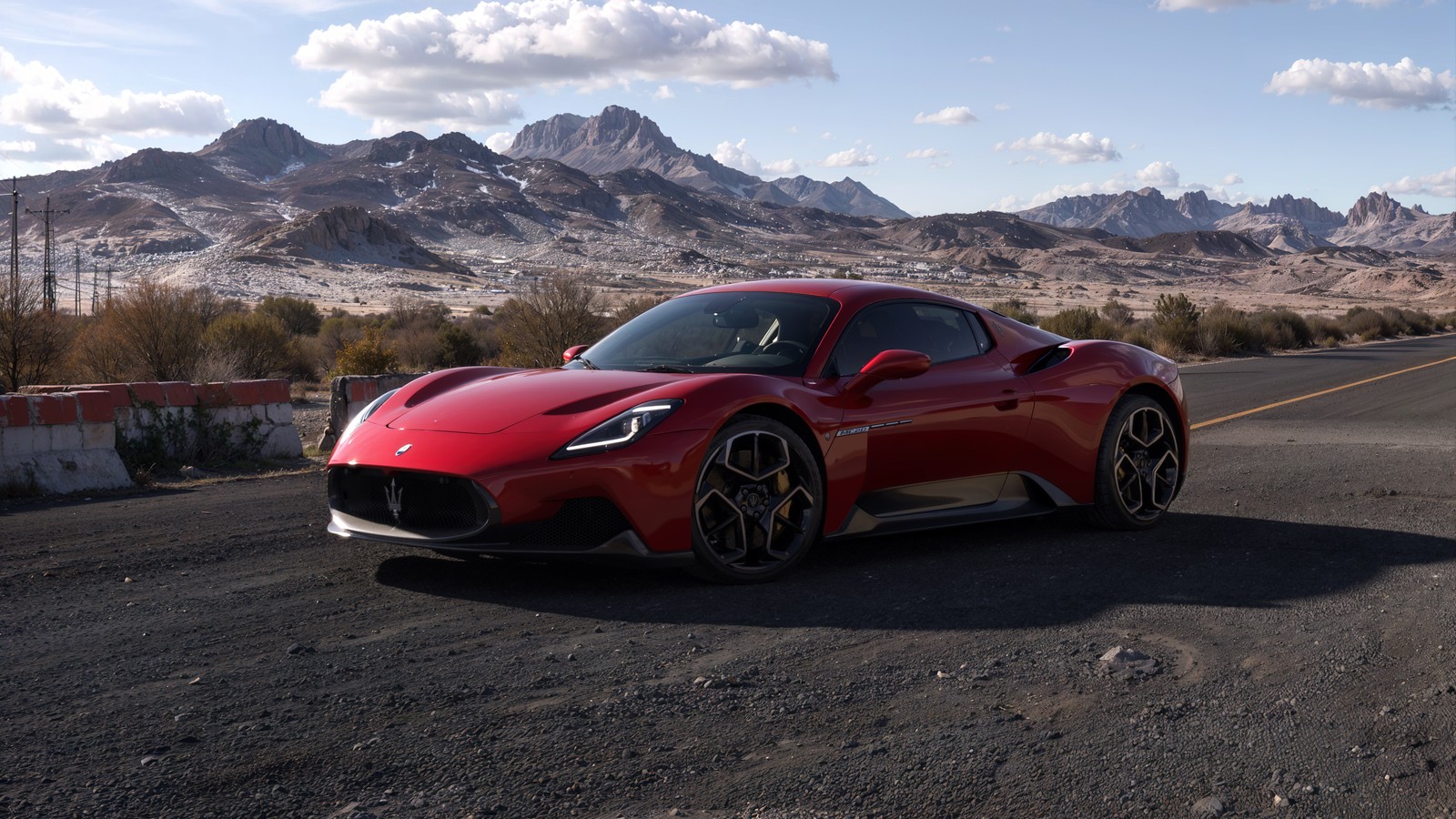 Un coche deportivo rojo conduciendo por una carretera en el desierto (maserati mc20, al aire libre, coche deportivo de lujo, 5k, coches)