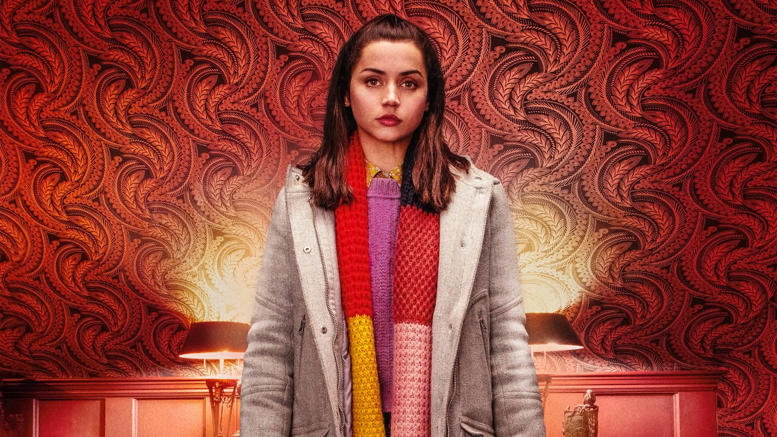 Una mujer de pie frente a una pared roja con papel tapiz rojo (knives out, película, 2019, cartel, ana de armas)