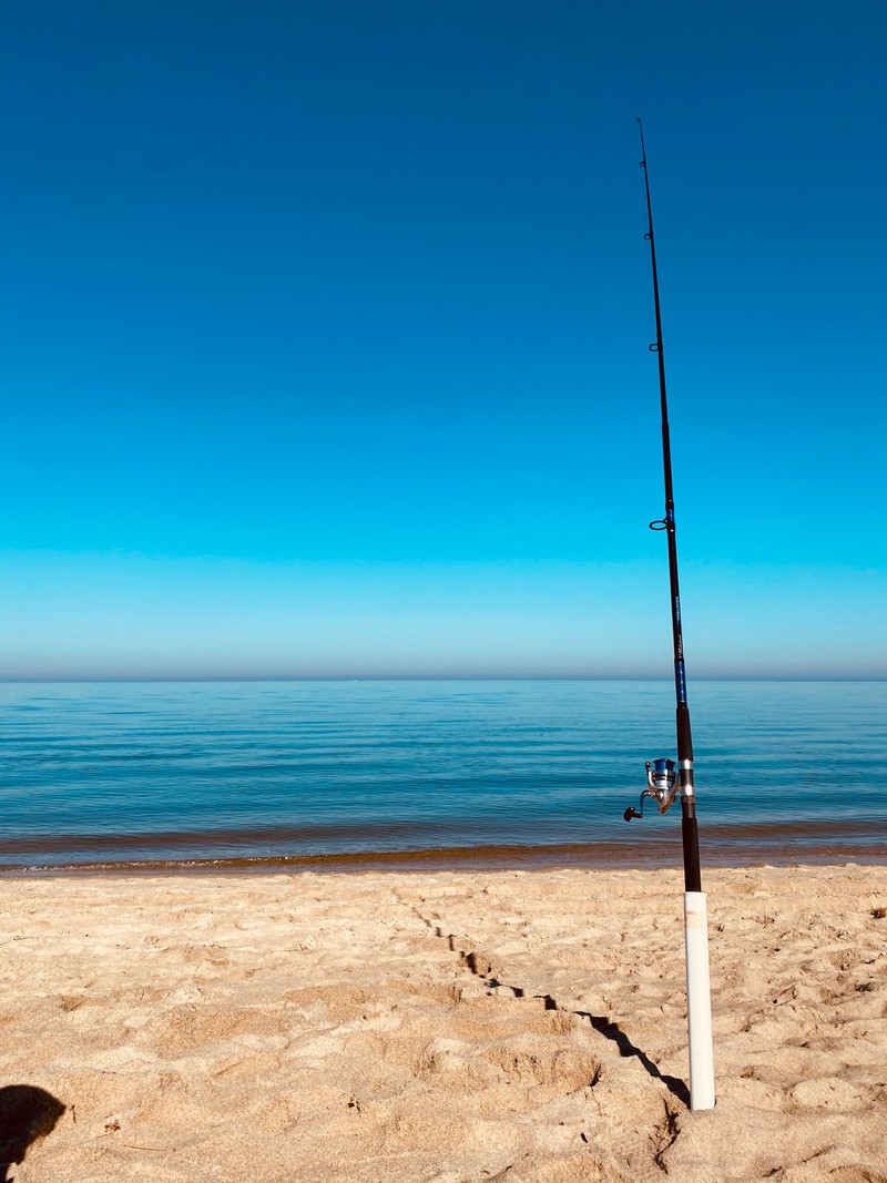 Арабская удочка на столбе на пляже у океана (море, вода, облако, пляж, жидкость)