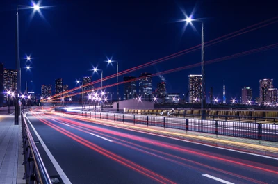 Paisagem noturna de Tóquio: rodovia iluminada com o horizonte da cidade