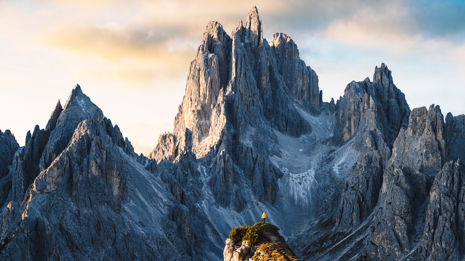 Des montagnes avec un petit arbre au sommet en plein jour (cadini di misurina, montagnes dolomites, seul, pittoresque, point de vue)