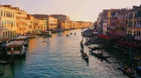 Vista cênica do Grande Canal com gôndolas e reflexos ao pôr do sol