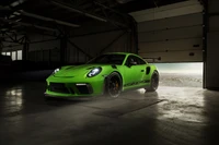 Porsche 911 GT3 RS personalizado en verde vibrante bajo una iluminación dramática