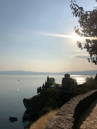 Atardecer sereno sobre un promontorio costero junto al mar