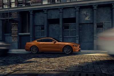 Sleek orange Shelby Mustang garé sur une rue pavée urbaine