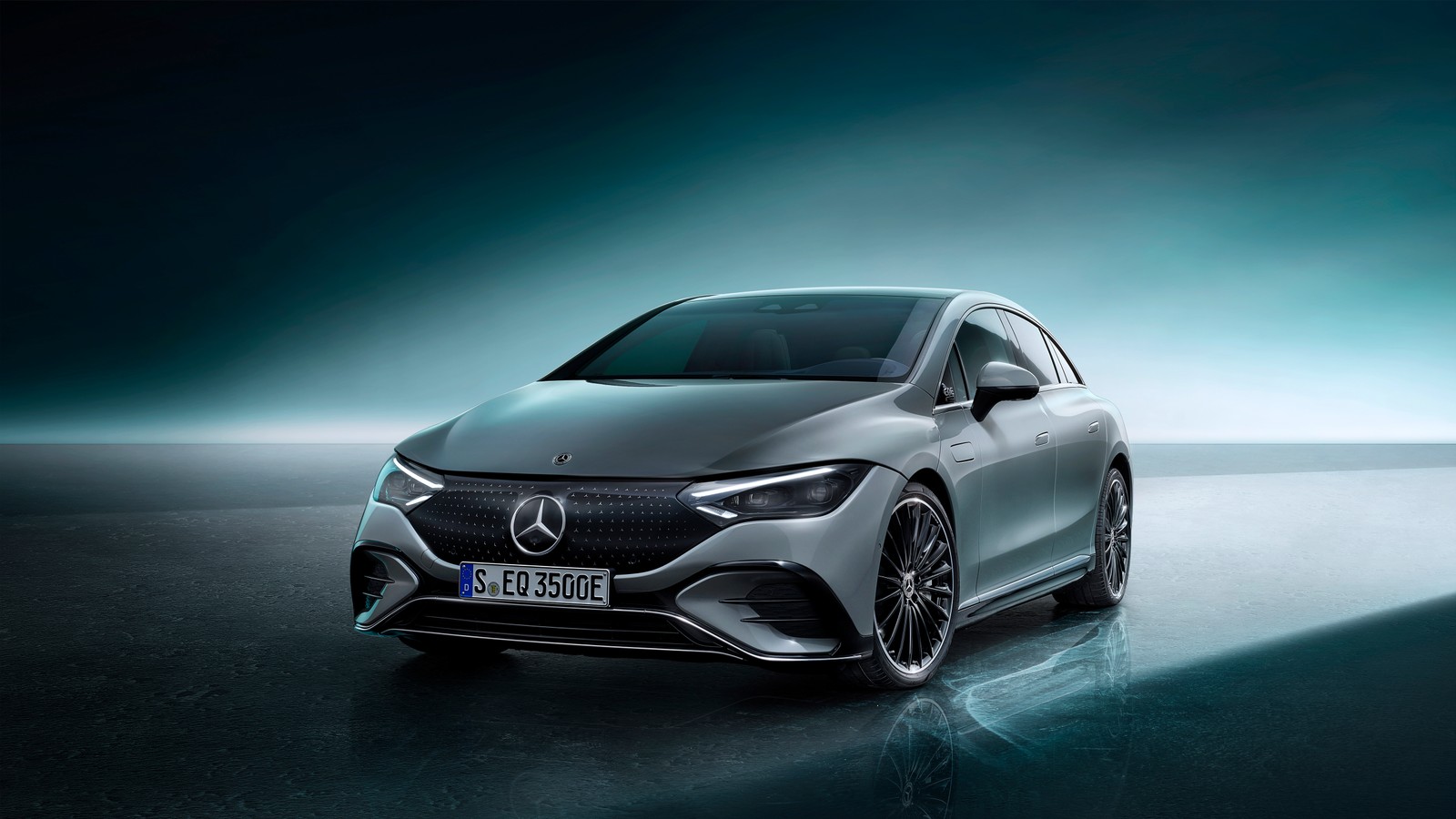 Le coupé conceptuel mercedes est présenté dans une pièce sombre (mercedes benz eqe 350 amg line, édition 1, 2022, 5k, voitures)