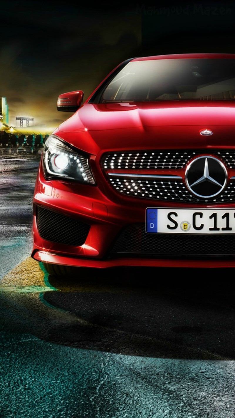 Gros plan d'une voiture mercedes rouge garée dans un parking (auto, merceds, mgm)