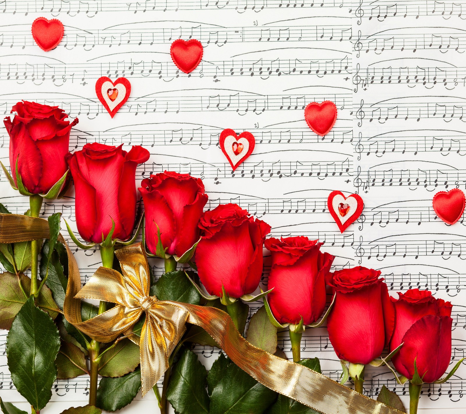 Hay muchas rosas rojas con corazones en una partitura (fondo, amo las rosas rojas, música)