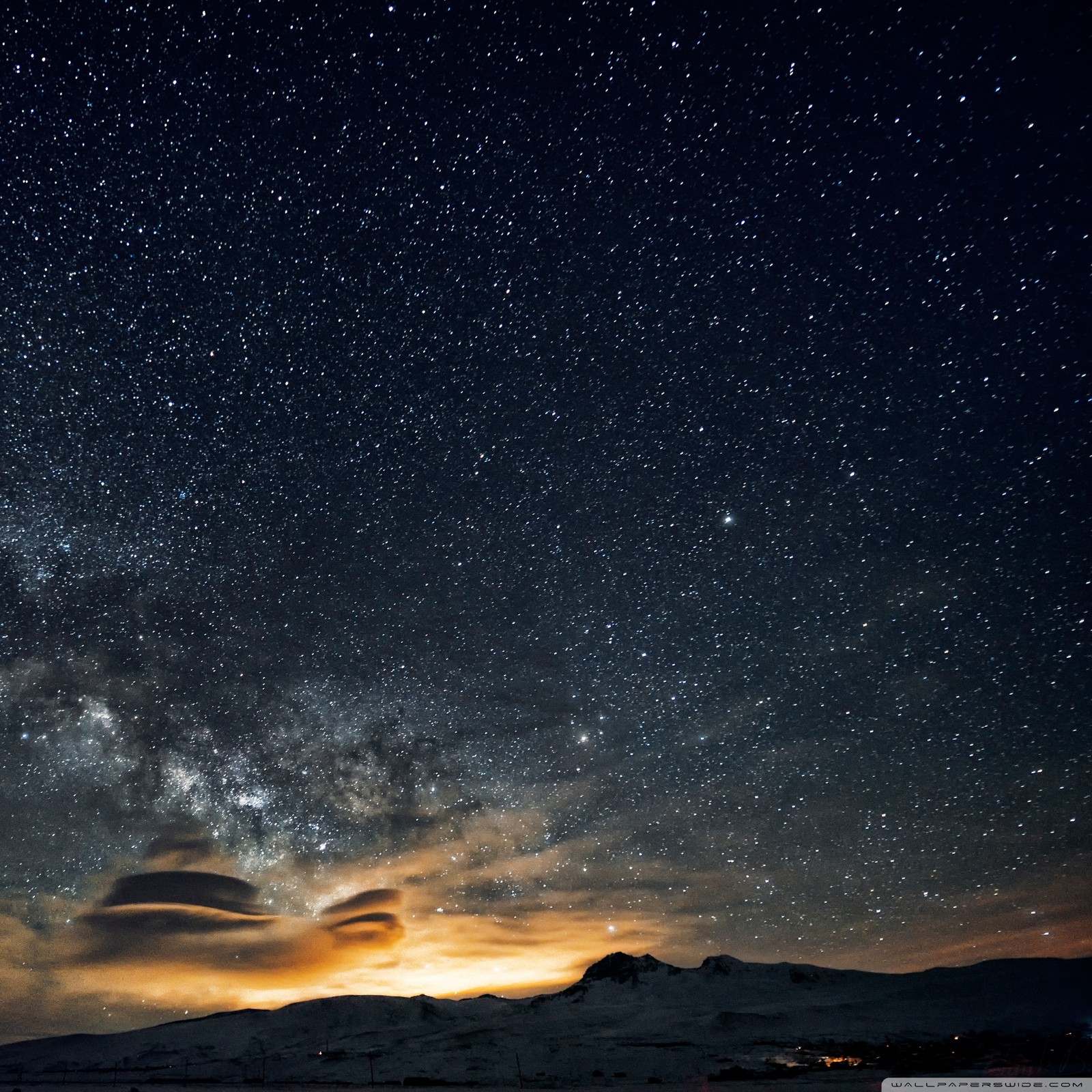 Una vista de una montaña con un cielo lleno de estrellas (disco, singh)