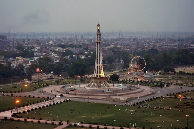 Minar-e-Pakistan: Ein Symbol des Erbes inmitten der Natur in Lahore, Punjab