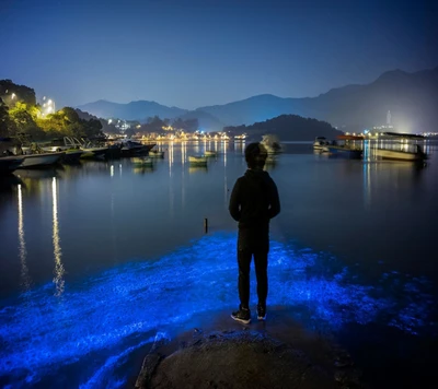 Reflexión solitaria en aguas bioluminiscentes