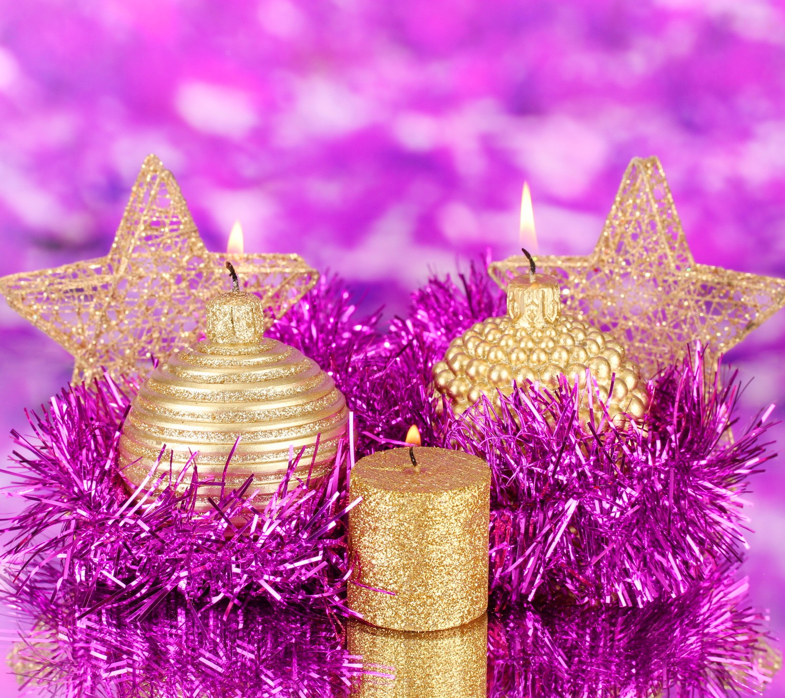 Decorações de natal roxas e douradas com uma vela e uma estrela (vela, natal, decoração, ouro, dourado)