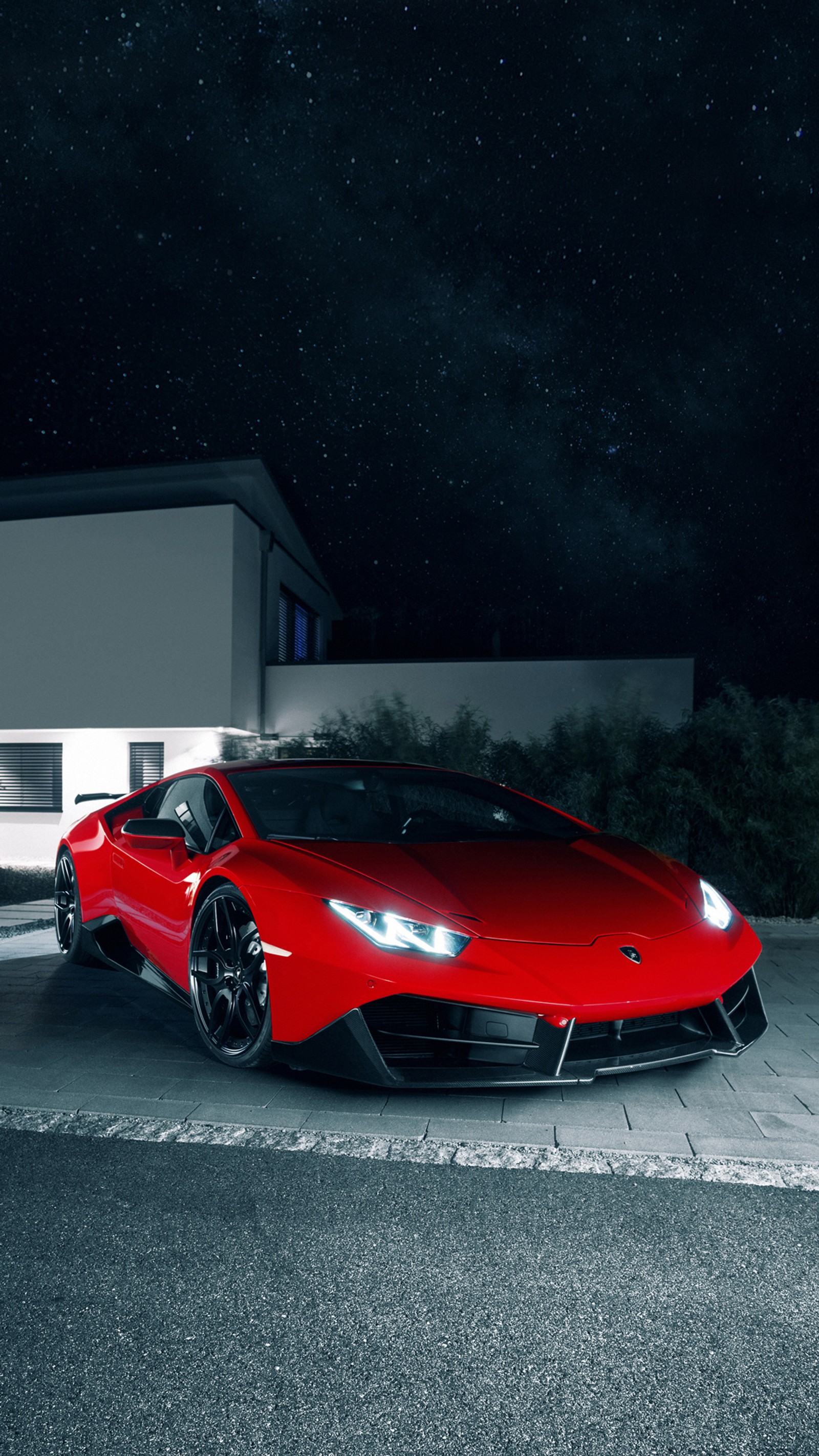 Un primer plano de un coche deportivo rojo estacionado en la calle (1080p, huracan, lamborghini, lujo, noche)