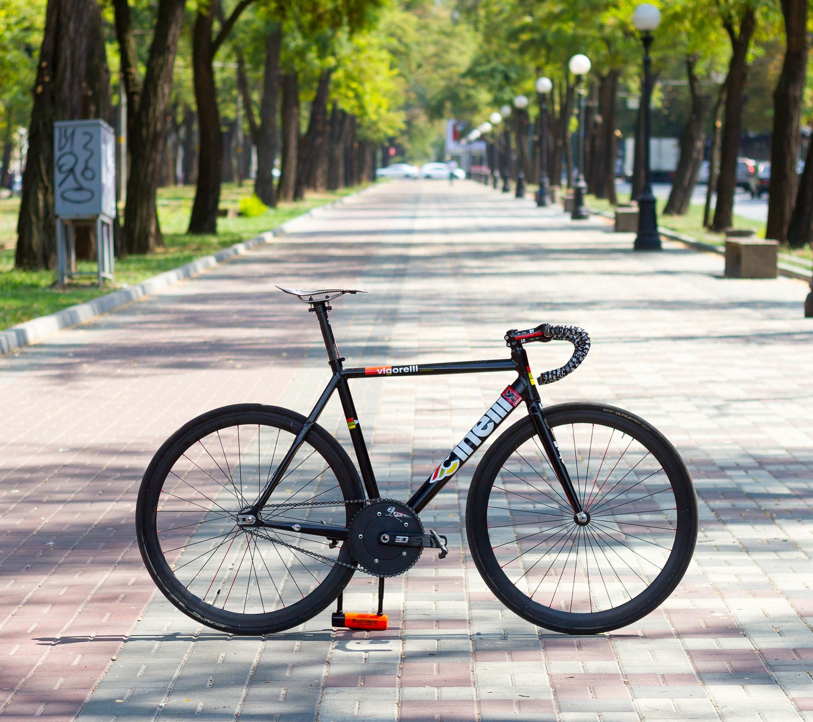 Il y a un vélo garé sur le bord de la route (3t, vélo, feutre, fixé, fixed gear)