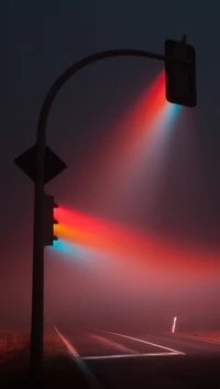 Semáforos vibrantes iluminando una carretera neblinosa