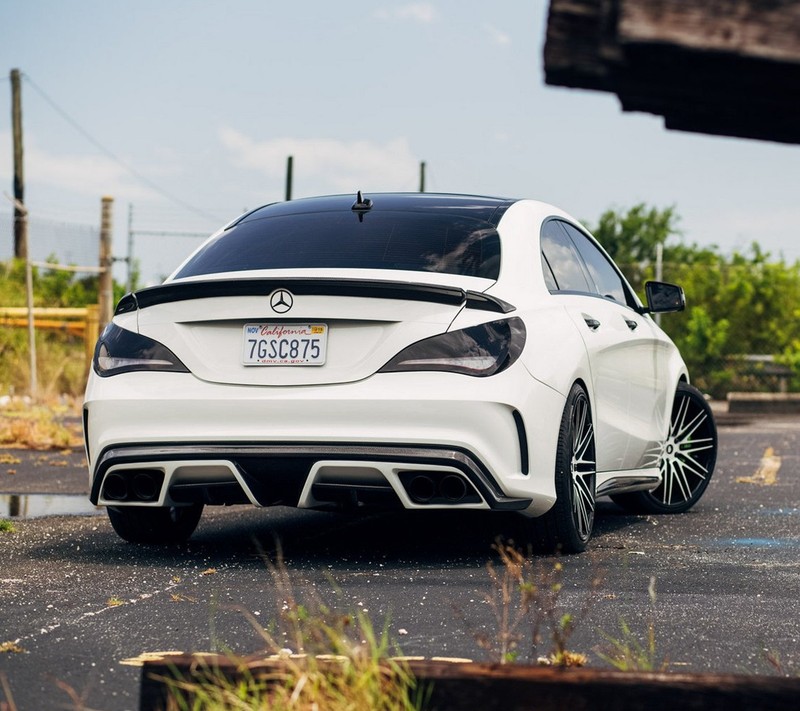 Близкий план белого mercedes cla, припаркованного на стоянке (benz, машина, mercedes, белый)