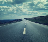 Autoroute sinueuse sous un ciel dramatique