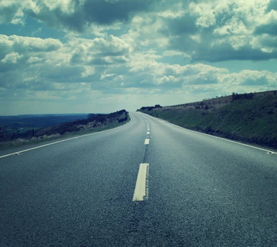 Carretera sinuosa bajo un cielo dramático