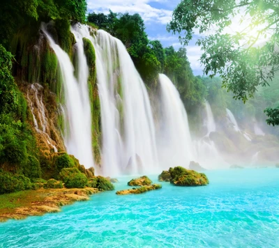 Cascadas majestuosas que caen en una piscina cristalina