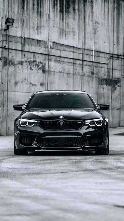 Elegante BMW F90 M5 sedán negro: una obra maestra de tuning en rendimiento de lujo