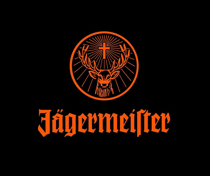 Близкий план логотипа с головой оленя (ягермайстер, jagermiester, йгер)