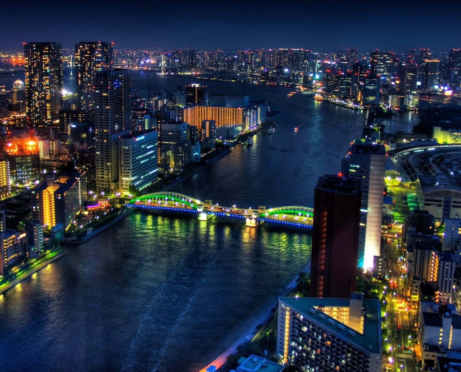 Vista noturna de uma cidade com um rio e uma ponte (japão, tóquio, tokyo)