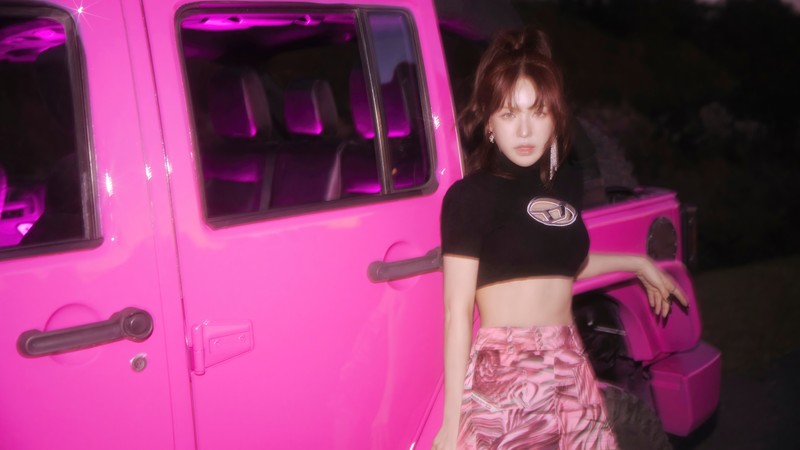 Изображение женщины, leaning against a pink car with a pink light (wendy, венди, 웬디, son seung wan, 손승완)