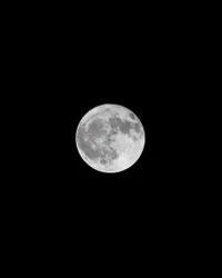 Pleine lune radieuse illuminant le ciel nocturne