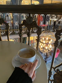 Taza de té elegante en una mesa con un ambiente acogedor de biblioteca