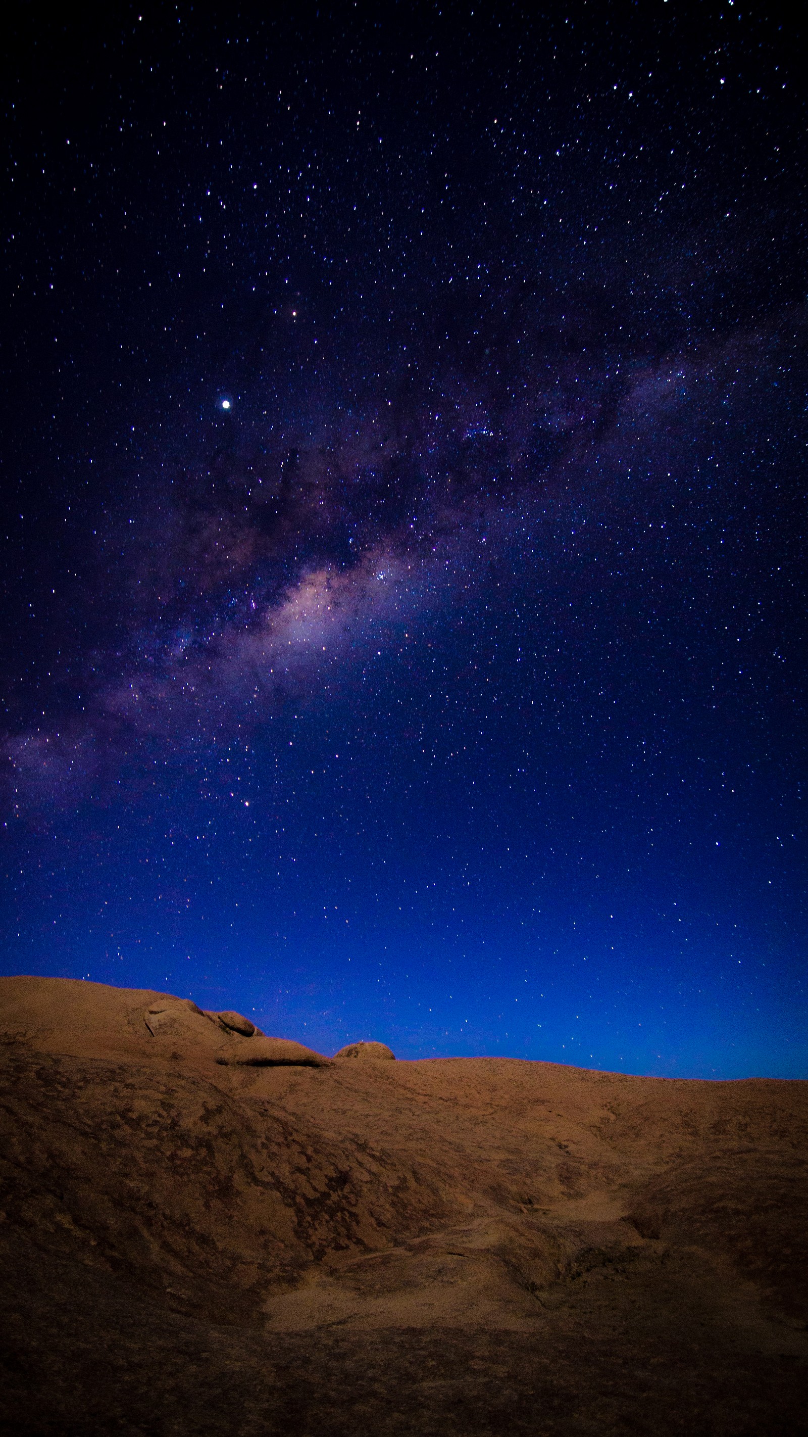 Céu estrelado com um banco solitário em primeiro plano (terra, natureza, estrela, astronomia, atmosfera)