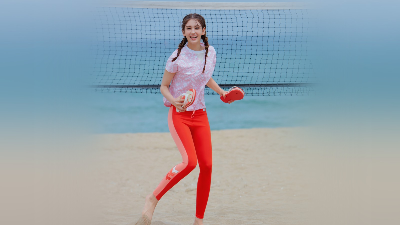 Il y a une femme qui joue avec un ballon sur la plage (jeon somi, jeon so mi, kpop, k pop, chanteur)