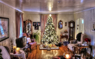 Gemütliches Wohnzimmer im Bauernhaus, geschmückt mit einem schön beleuchteten Weihnachtsbaum, festlichen Dekorationen und einer warmen Urlaubsatmosphäre.