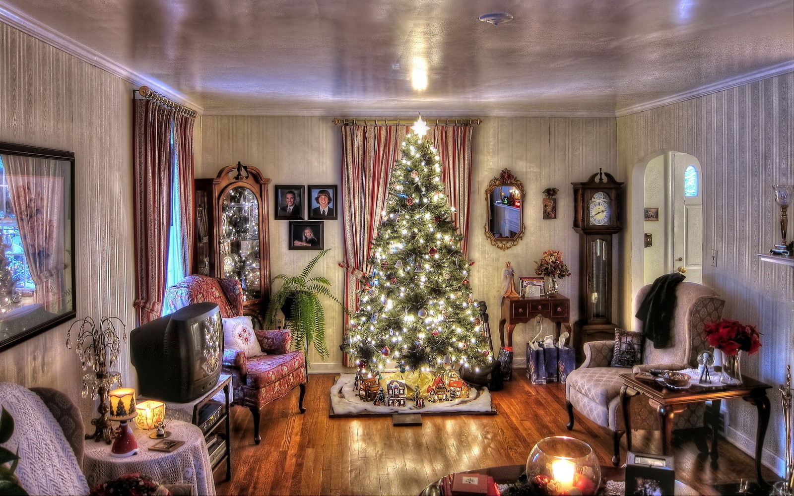 Vista arafed de uma sala de estar com uma árvore de natal e uma lareira (dia de natal, quarto, sala de estar, árvore de natal, design de interiores)