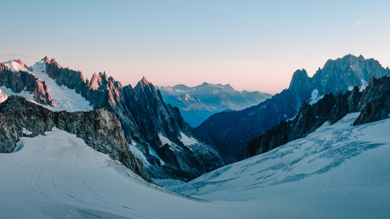 Montanhas cobertas de neve com algumas nuvens (nuvem, montanha, neve, mundo, declive)