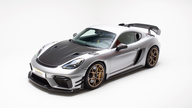 Крупный план серебряного спортивного автомобиля на белом фоне (porsche 718 cayman gt4 rs, спортивные автомобили, белый фон, 5k, машины)