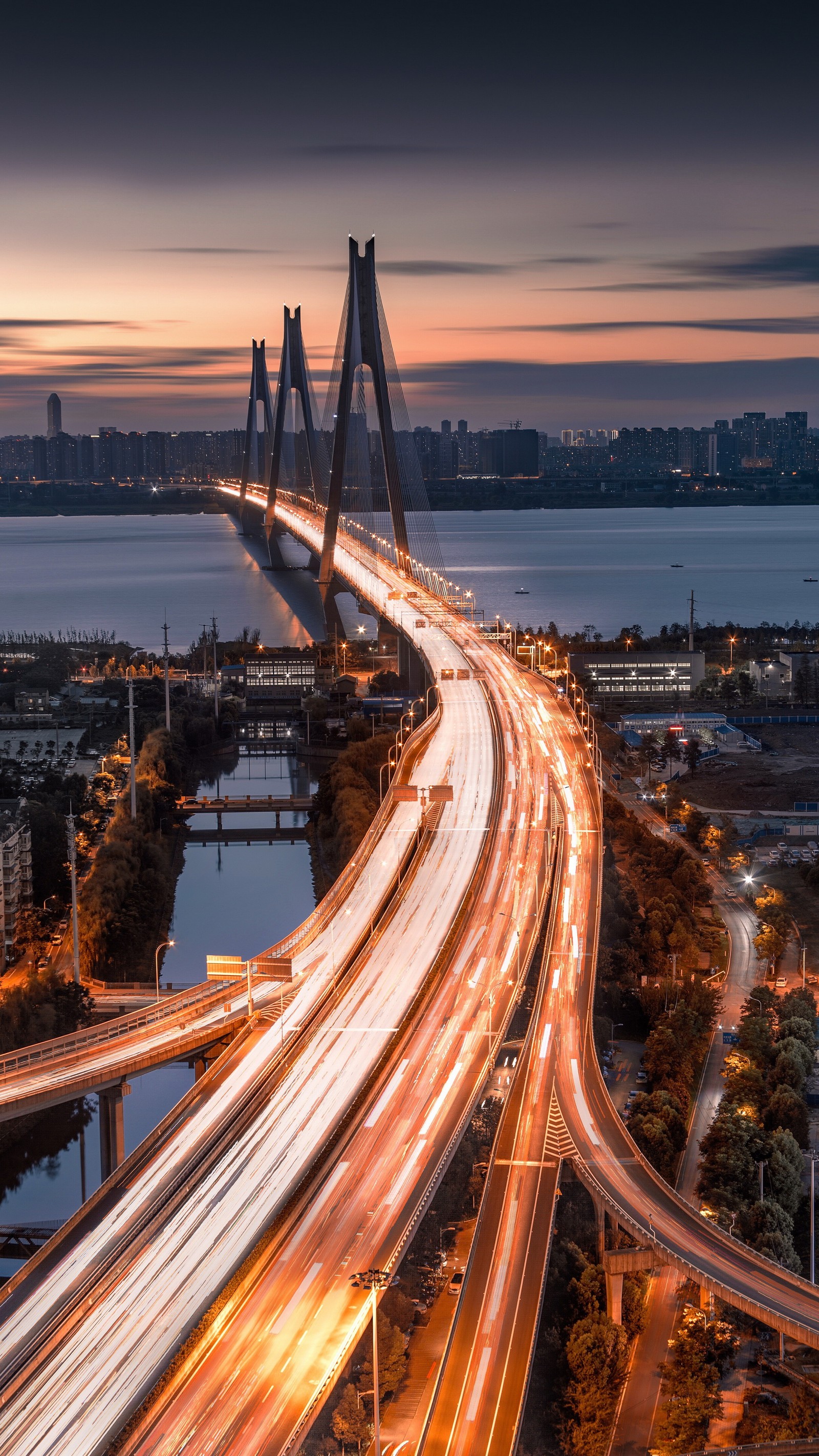 Vista de un puente con muchos coches circulando por él (paisaje urbano, lente, agua, día, ligero)