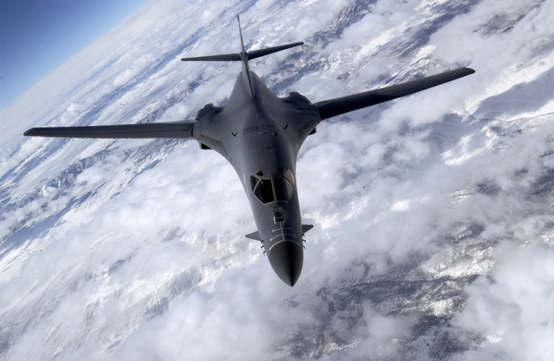 Истребитель летит над облаками в небе. (rockwell b 1 lancer, самолёт, воздушные силы сша, военный самолёт, авиация)