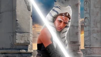 Ahsoka Tano brandindo seu sabre de luz, pronta contra um fundo de ruínas antigas na série Ahsoka.