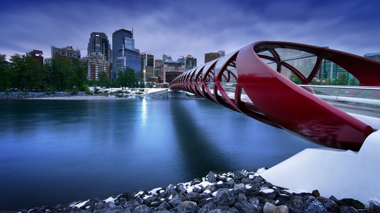 Luftaufnahme einer brücke über einen fluss mit einer stadt im hintergrund (brücke, reflexion, wasser, stadt, fluss)