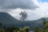 Erupción del volcán Villarrica en medio de un paisaje de montaña y nubes dramáticas