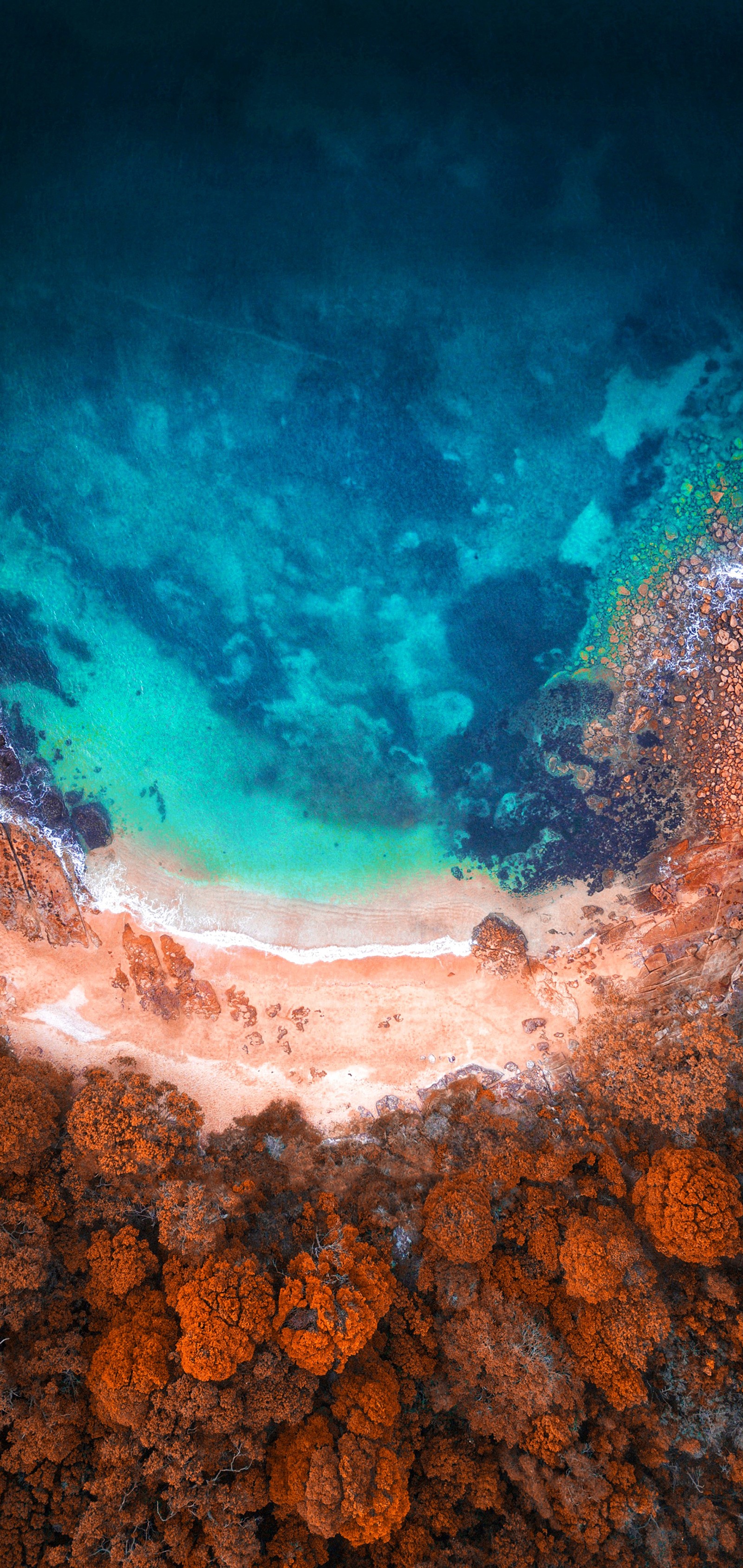 Una vista aérea de una playa de arena con un océano turquesa y una costa de arena (playa, nube, agua, recursos hídricos, atmósfera)