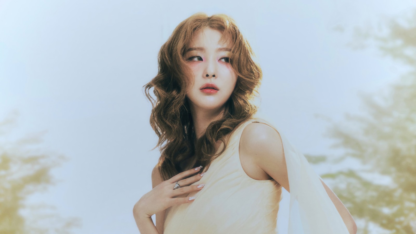 Una mujer con cabello largo y un vestido blanco posando para una foto (seulgi, 슬기, kang seul gi, 강슬기, red velvet)