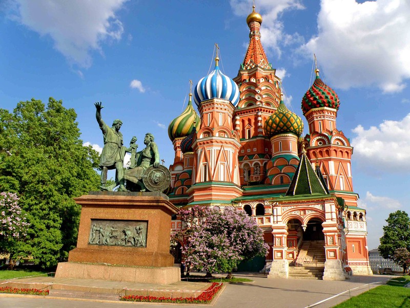 Размещённое здание со статуей мужчины на коне (собор святого василия, saint basils cathedral, достопримечательность, собор, здание)