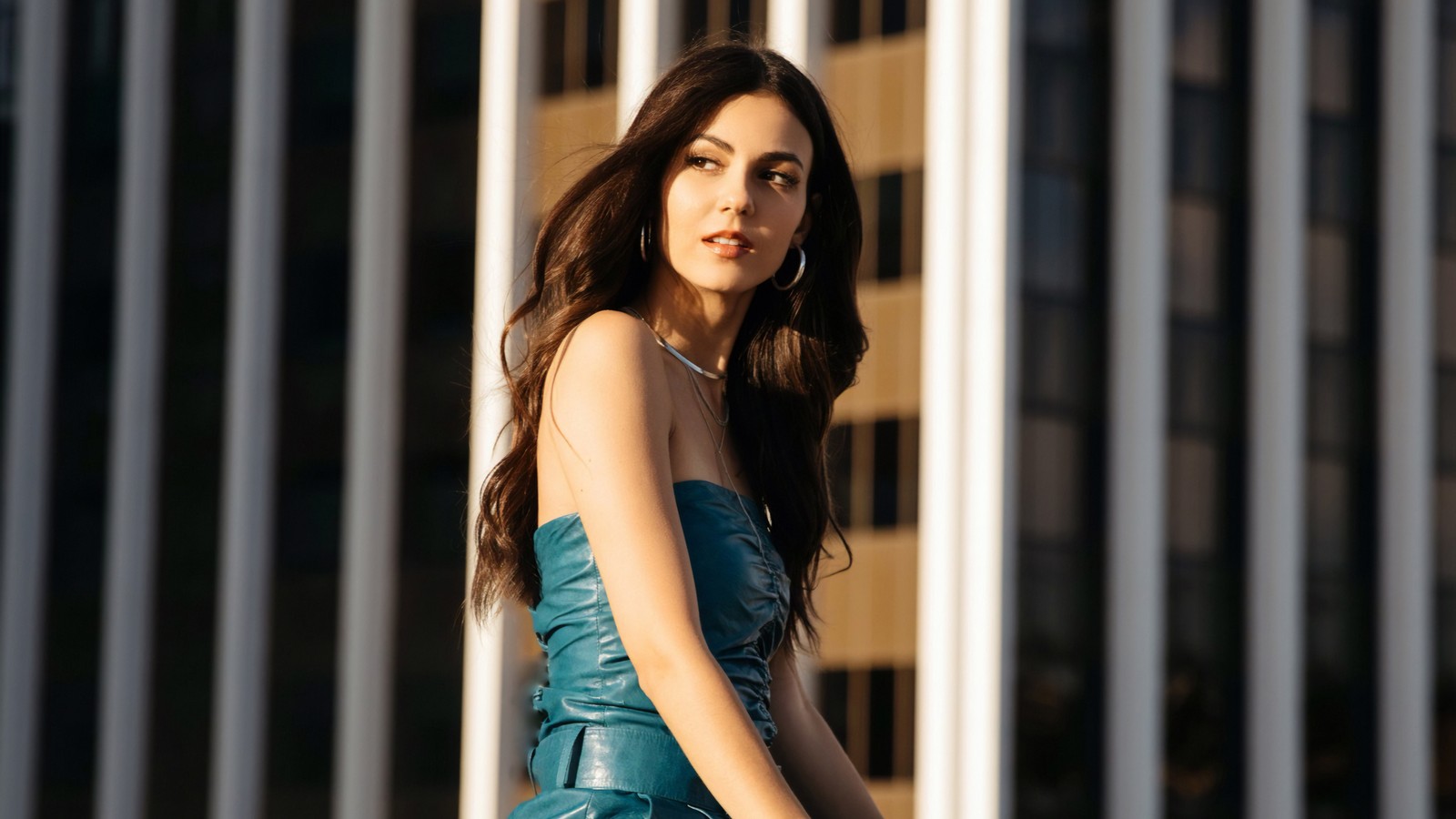 Femme arabe en robe bleue posant devant un bâtiment (victoria justice, actrice, célébrité, femmes, filles)