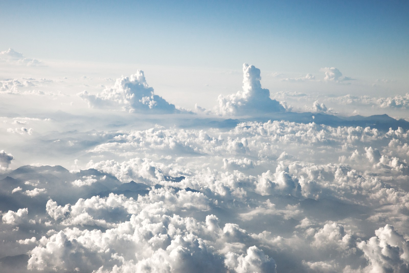 Há muitas nuvens voando no céu (nuvem, atmosfera, dia, cumulo, airbus)