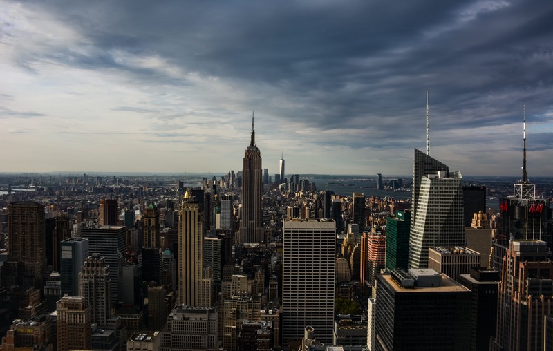 Воздушный вид на город с множеством высоких зданий (нью йорк, new york city, здание эмпайр стейт, empire state building, архитектура)