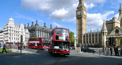 Los autobuses de dos pisos pasan junto a Big Ben y el Palacio de Westminster en el vibrante Londres.