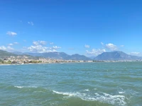 Vista cênica de Kizilkule e da cadeia de montanhas sobre um lago sereno