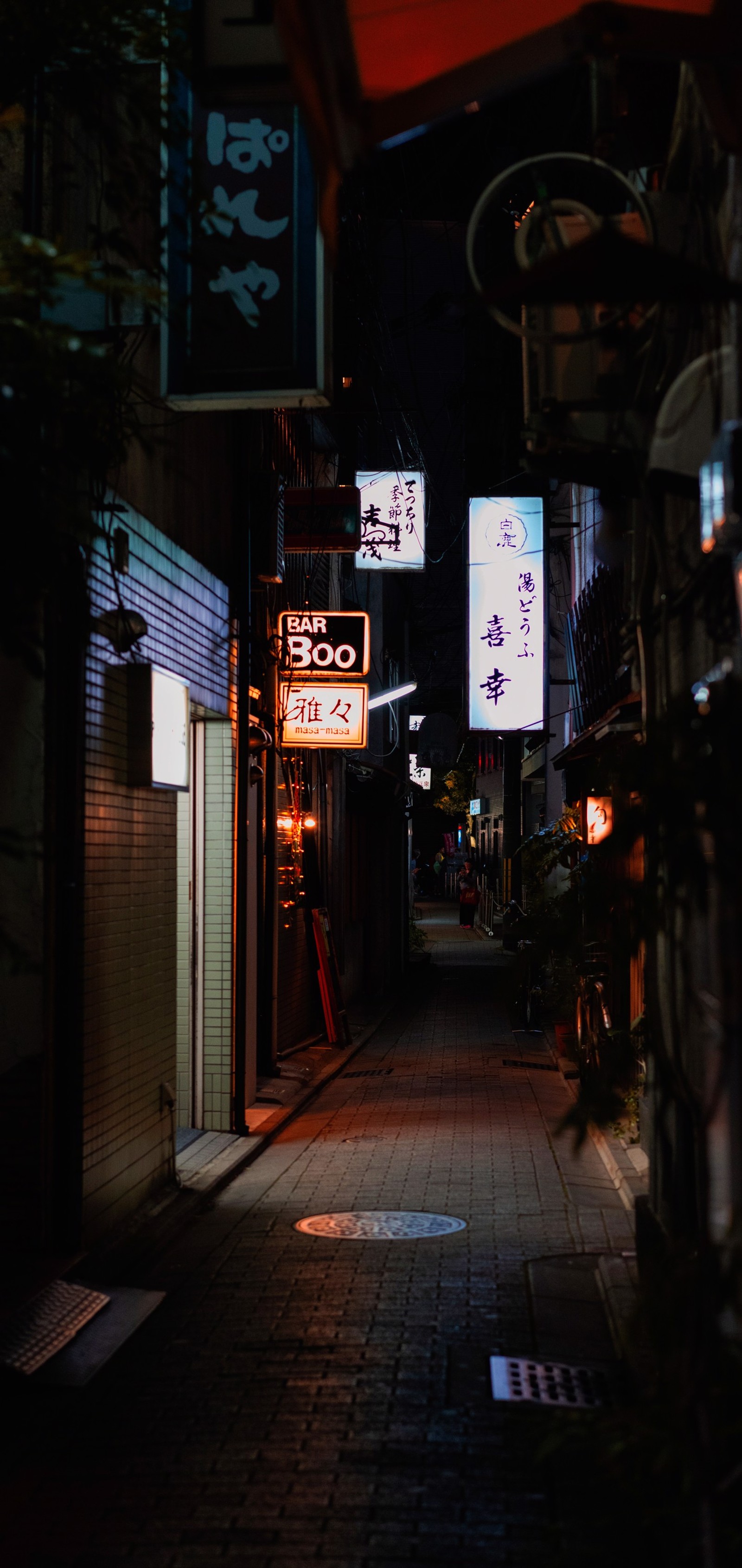 Hay muchos letreros en los edificios a lo largo de la calle (sasuke uchiha, buen, infraestructura, iluminación automotriz, superficie de la carretera)