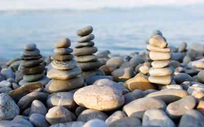 Torres de piedra equilibradas al borde del agua